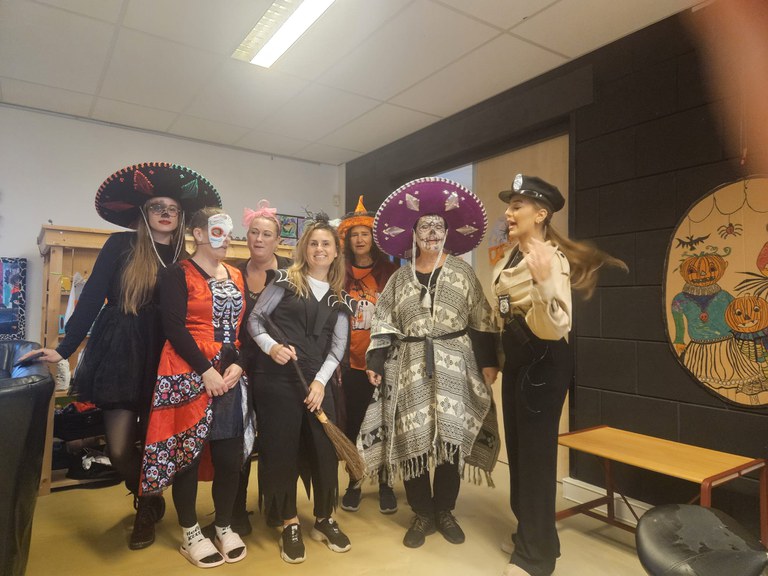 Bij Kinderopvang Kunstenmakers in Almere hebben de leidsters een griezelig leuk Halloweenfeest georganiseerd!